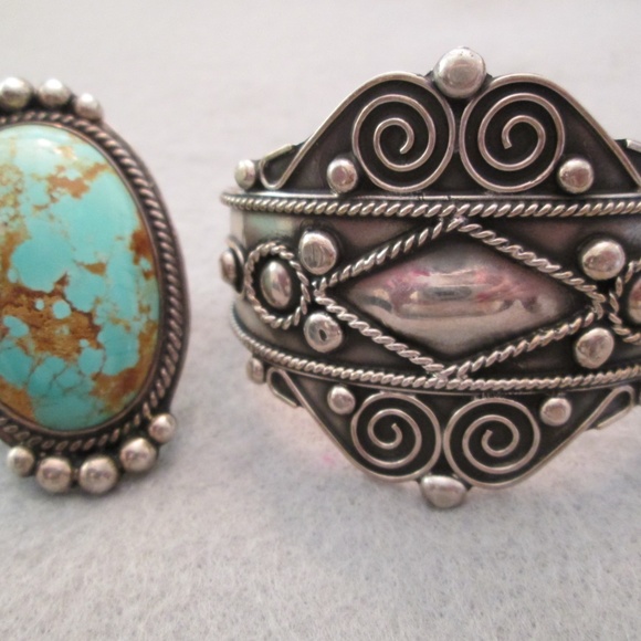 Navajo Old Pawn Solid Sterling Silver & Genuine Turquoise Ring>Statement ring - Picture 5 of 8